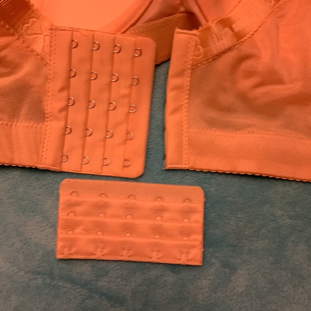 Peach padded bra color off in photo - Picture 4 of 6